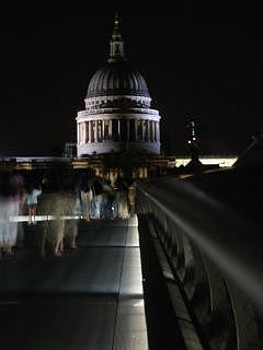 La cathédrale St Paul vue de la passerelle en face de Tate Modern