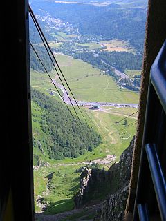 En haut du téléphérique, attention au vertige