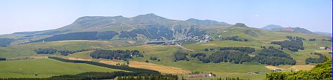 Vue de Super-Besse depuis le puy de Montchal qui domine le lac Pavin