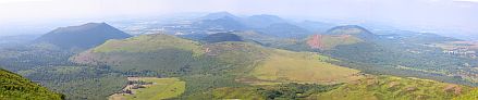 Vue des puys depuis le Puy de Dome