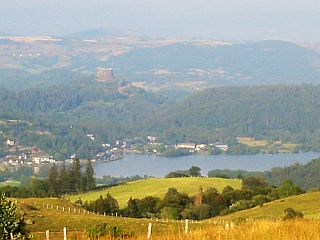 Vue sur Murol et le lac Chambon depuis la route du col