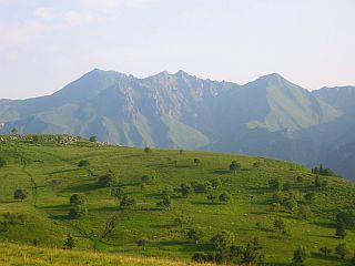 Une des montagnes qui dominent le col