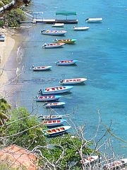 De mignons petit bateaux de peche multicolores