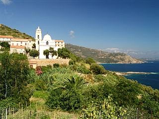 Vue sur l'église catholique de Cargèse