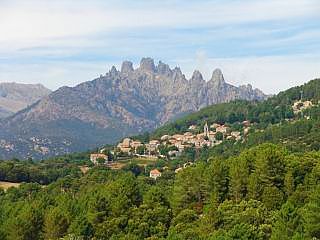 Vue sur Zonza avec les aiguilles de Bavella