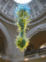 Le "lustre" au dessus de l'entrée