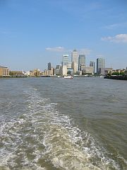 Le sillage du bateau avec le quartier des affaires au loin