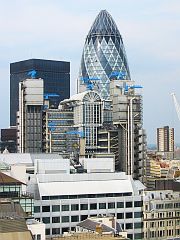 L'immeuble de la Lloyd's et un pain de sucre (?)